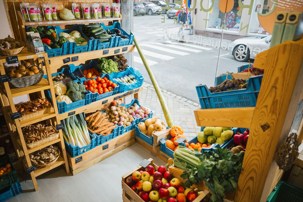 Intérieur du magasin Croquez Nature, rayons de fruits et légumes, à Ath