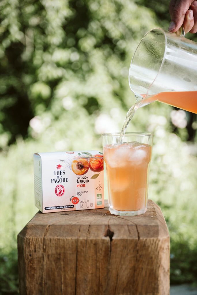 Infusion froide bio servie dans un verre, Croquez Nature Ath